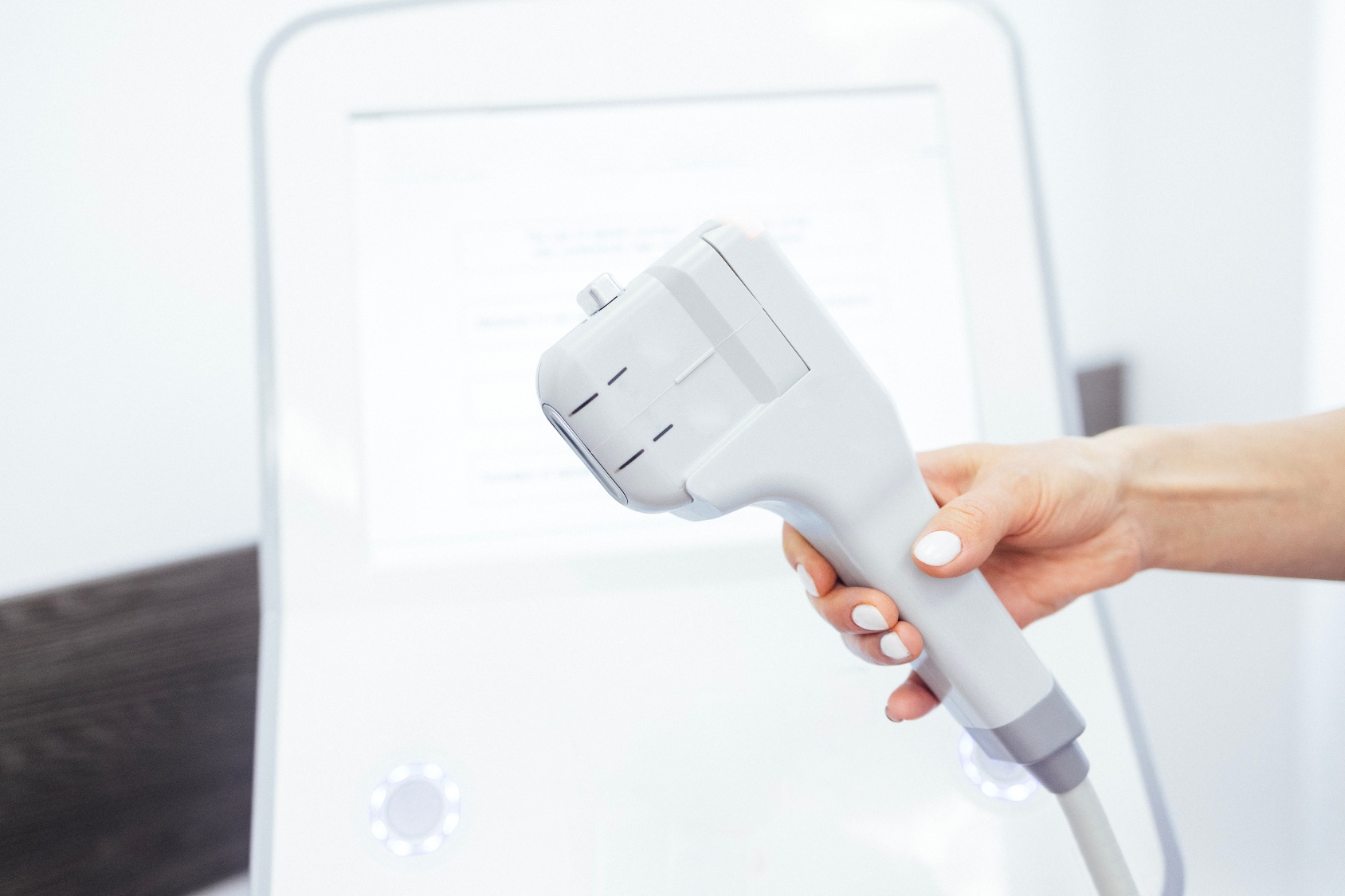 האם טיפול HIFU כואב כל האמת על התחושה בזמן ליפטינג SMAS